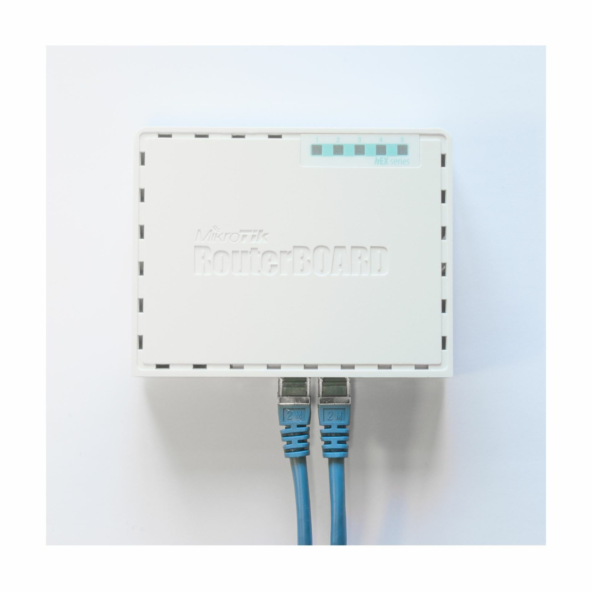 Mikrotik hex rb750gr3 | 5-port gigabit | dual core 880mhz | 256mb ram | routeros l4 | usmerjevalnik-router